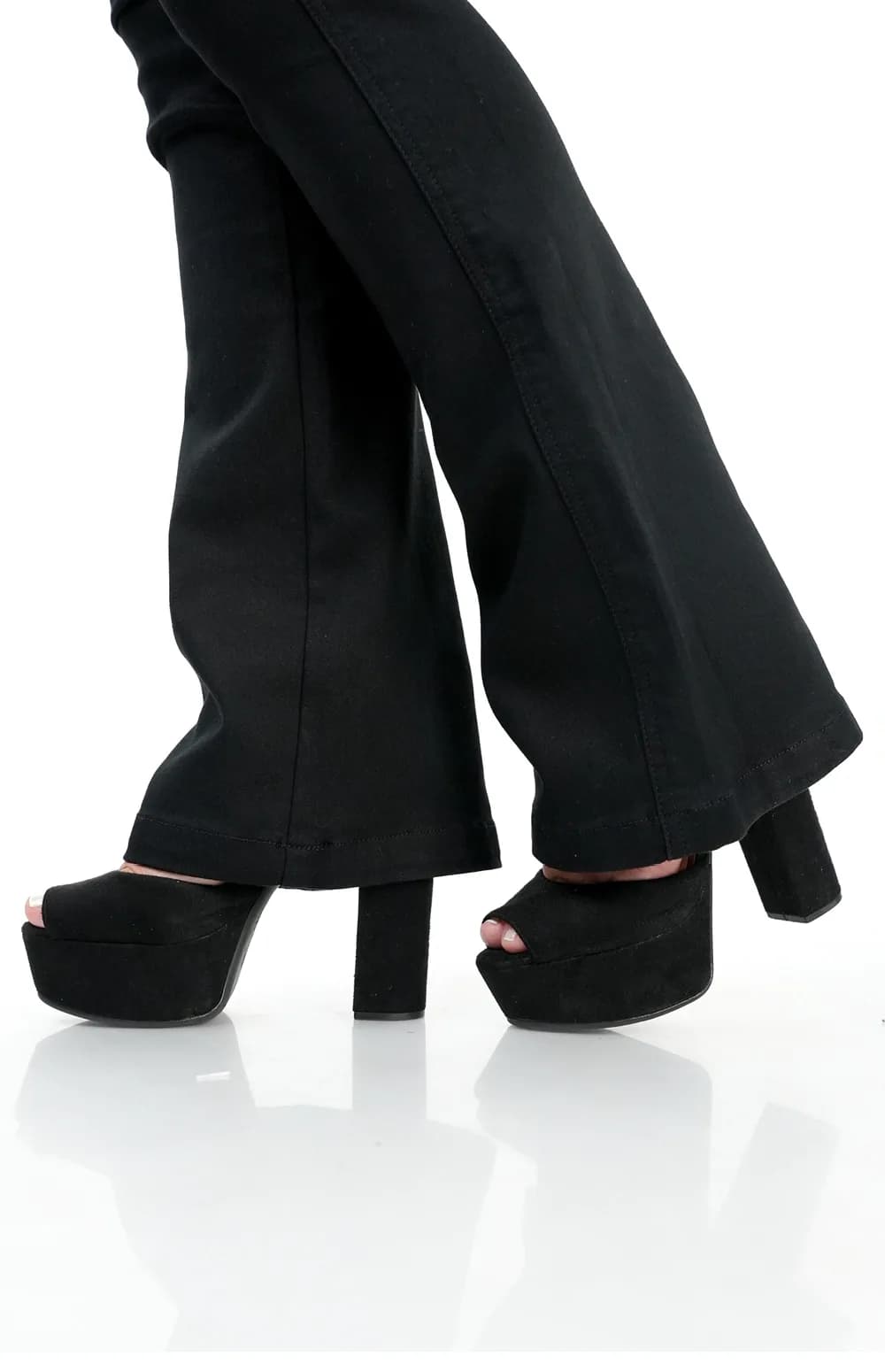 Calça Jeans Feminina - Flare Preta Intense