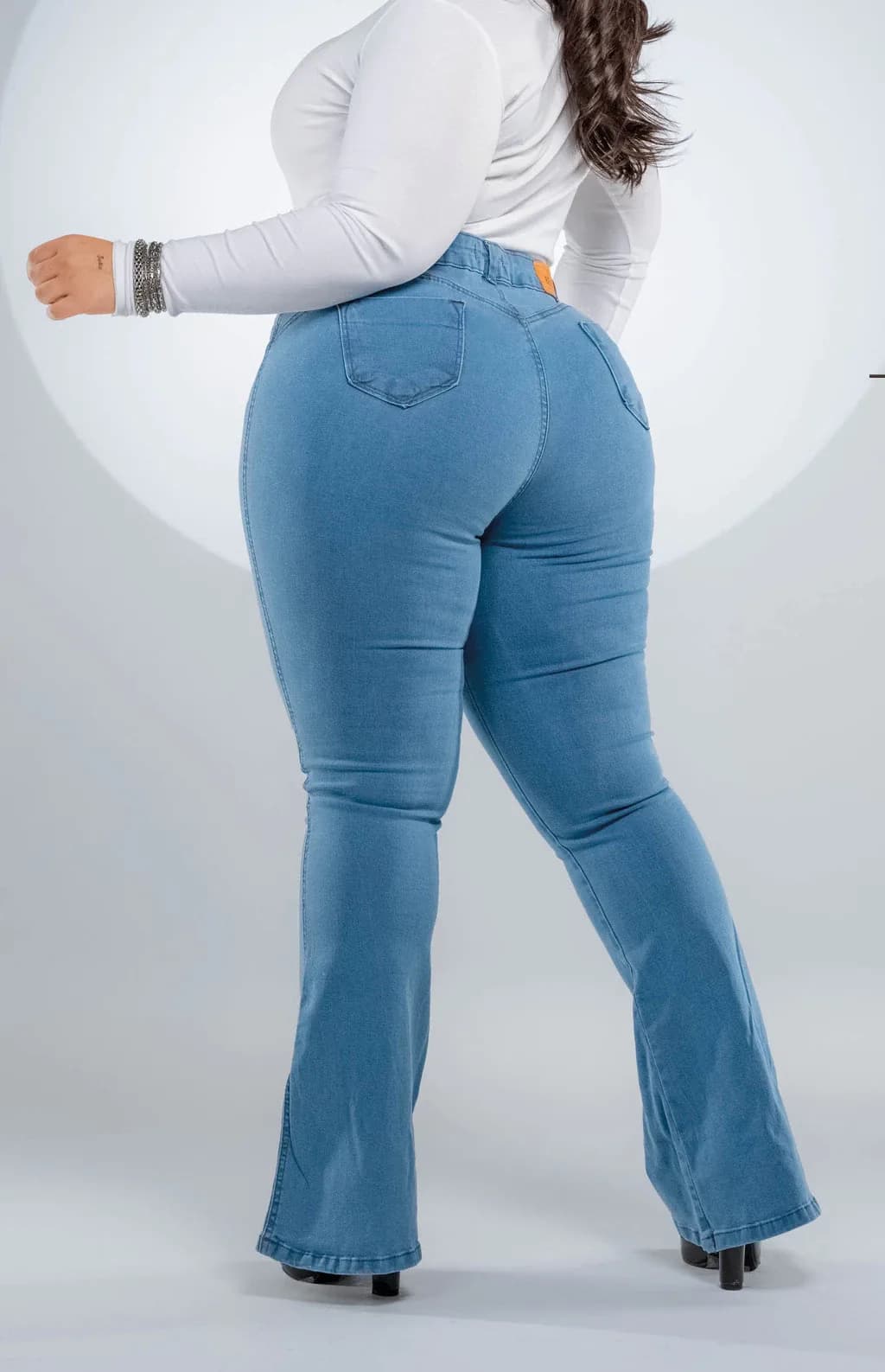 CALÇA JEANS PLUS SIZE - FLARE ELEGANCE PISCINE