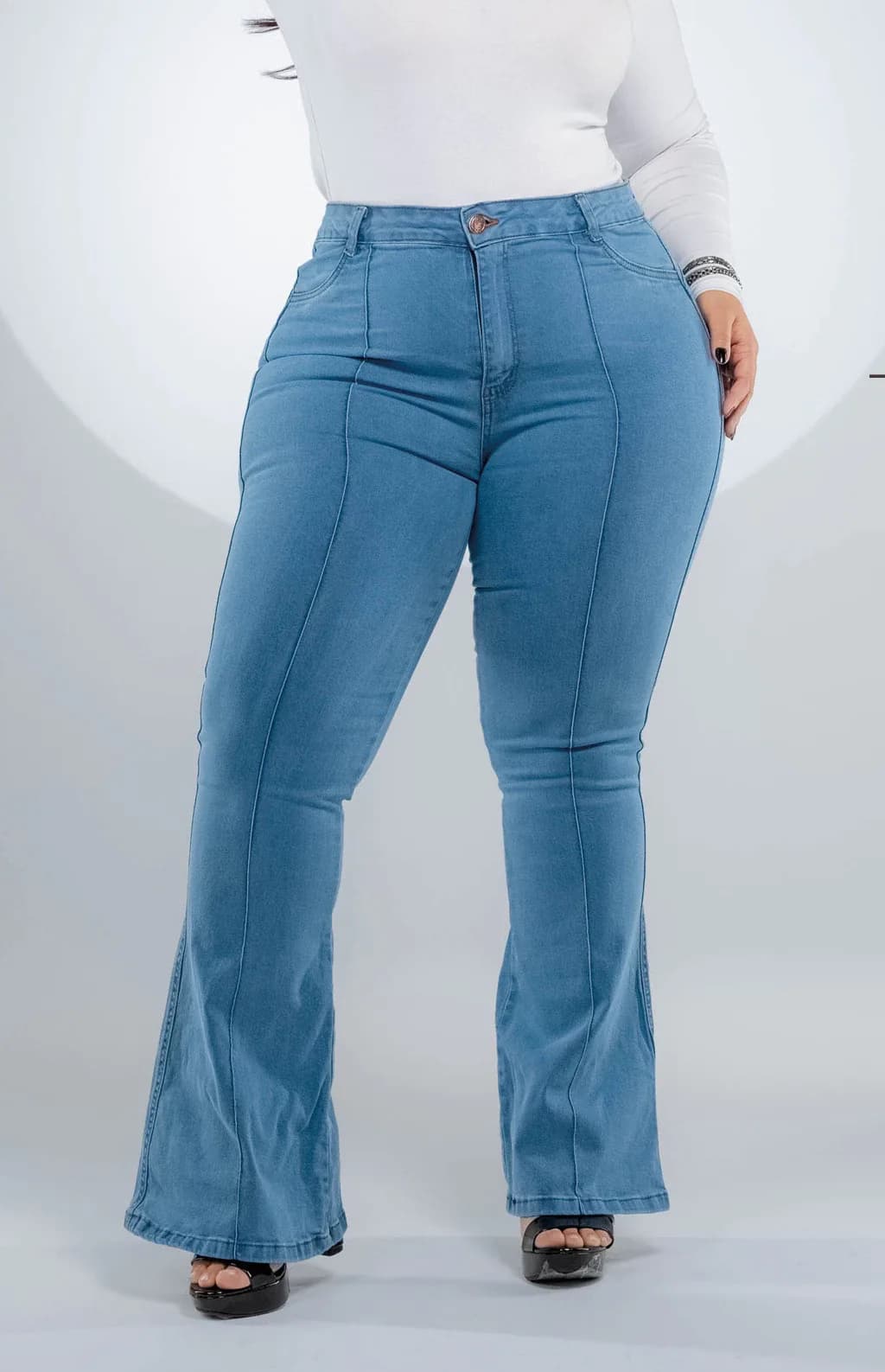 CALÇA JEANS PLUS SIZE - FLARE ELEGANCE PISCINE